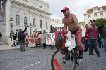 4_breve_portugalUn_hombre_se_manifiesta_en_bicicleta_en_el_Rossio