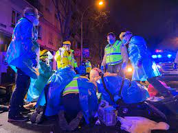 Efectivos del SAMUR asisten a un repartidor de Golvo tras colisionar contra un camión de la basura. — Emergencias Madrid