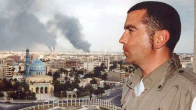  José Couso en un balcón del Hotel Palestina de Bagdad desde el que se ve la plaza Firdus. Marzo de 2003